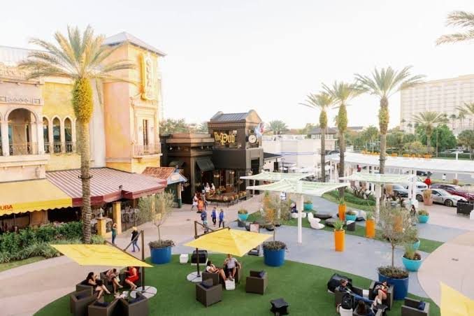 Outdoor dining on International Drive at sunset.